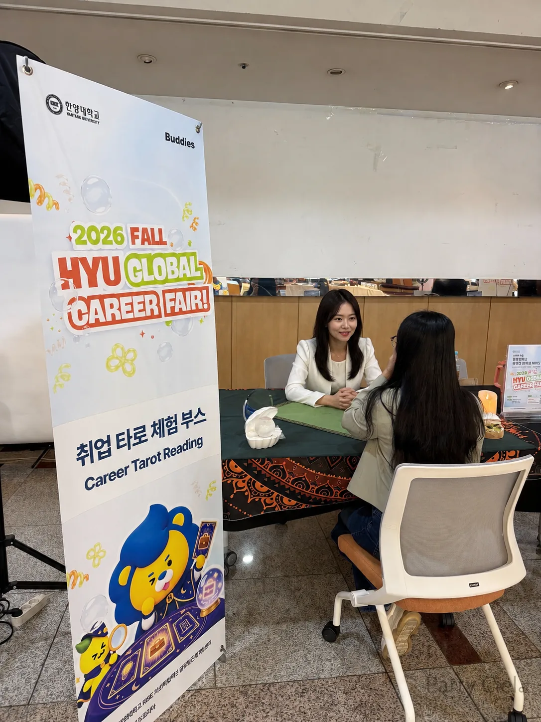 체험부스에서 참가자와 1:1로 상담을 진행하는 모습