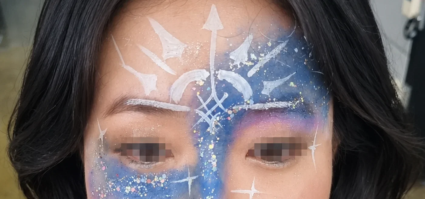 공연 세계관에 맞춰 우주와 은하를 표현한 페이스페인팅 도안