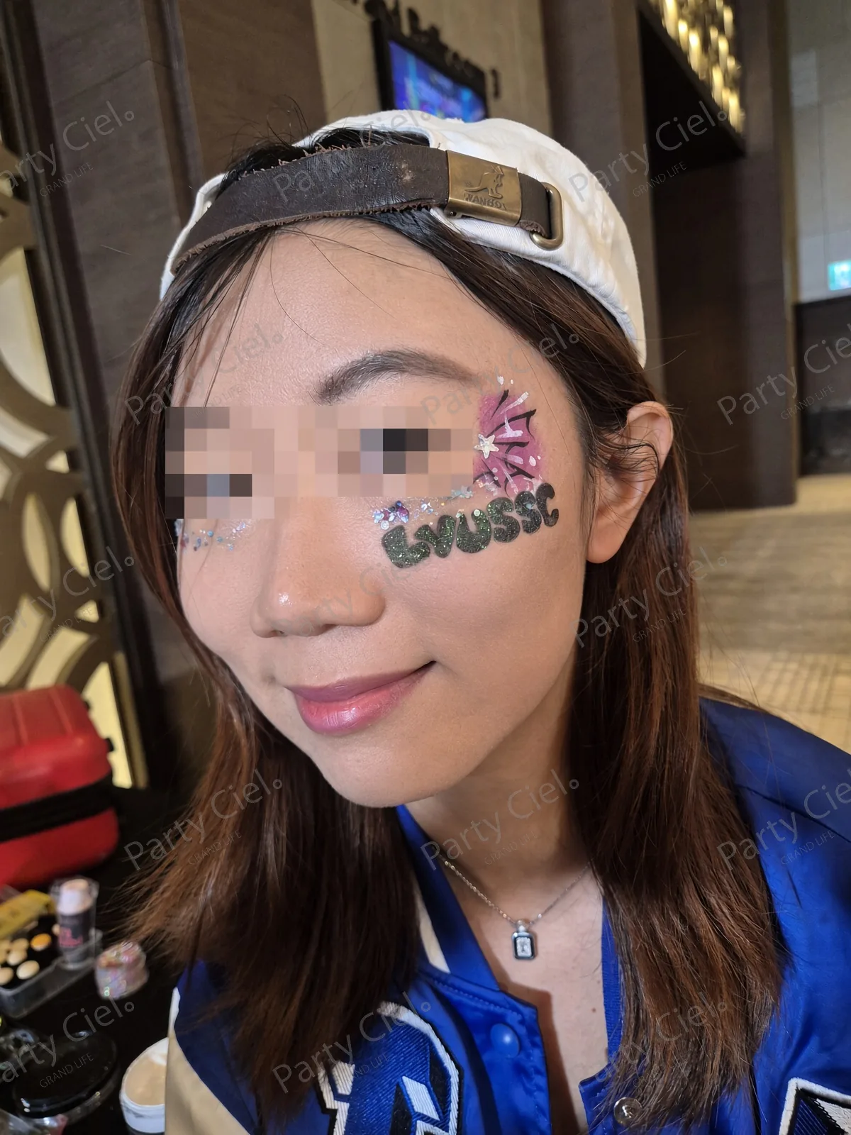 눈가에 큐빅과 글리터를 올리고 글자 도안을 더한 페이스페인팅