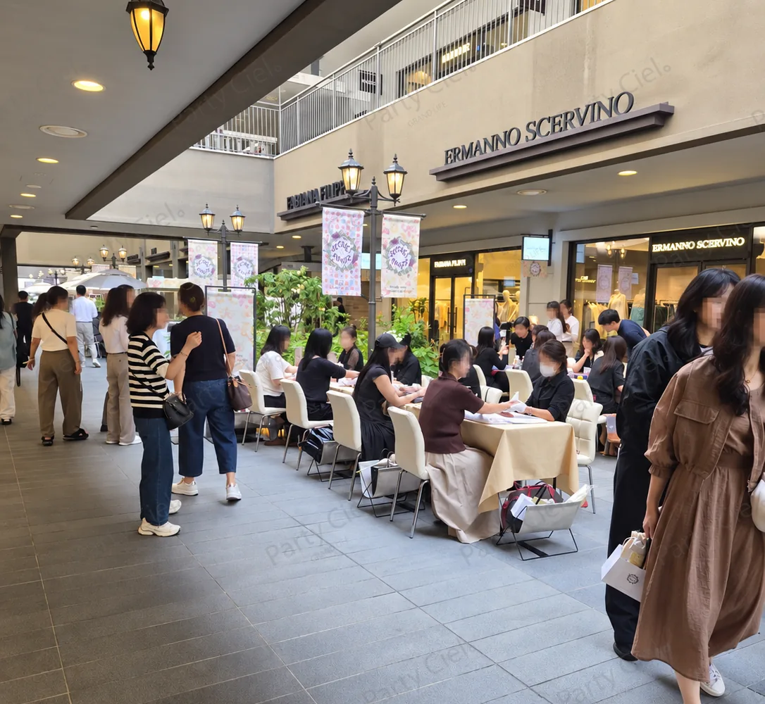 동부산점 VIP 시크릿파티 핸드마사지 테이블에서 참가자에게 핸드마사지를 진행하는 모습