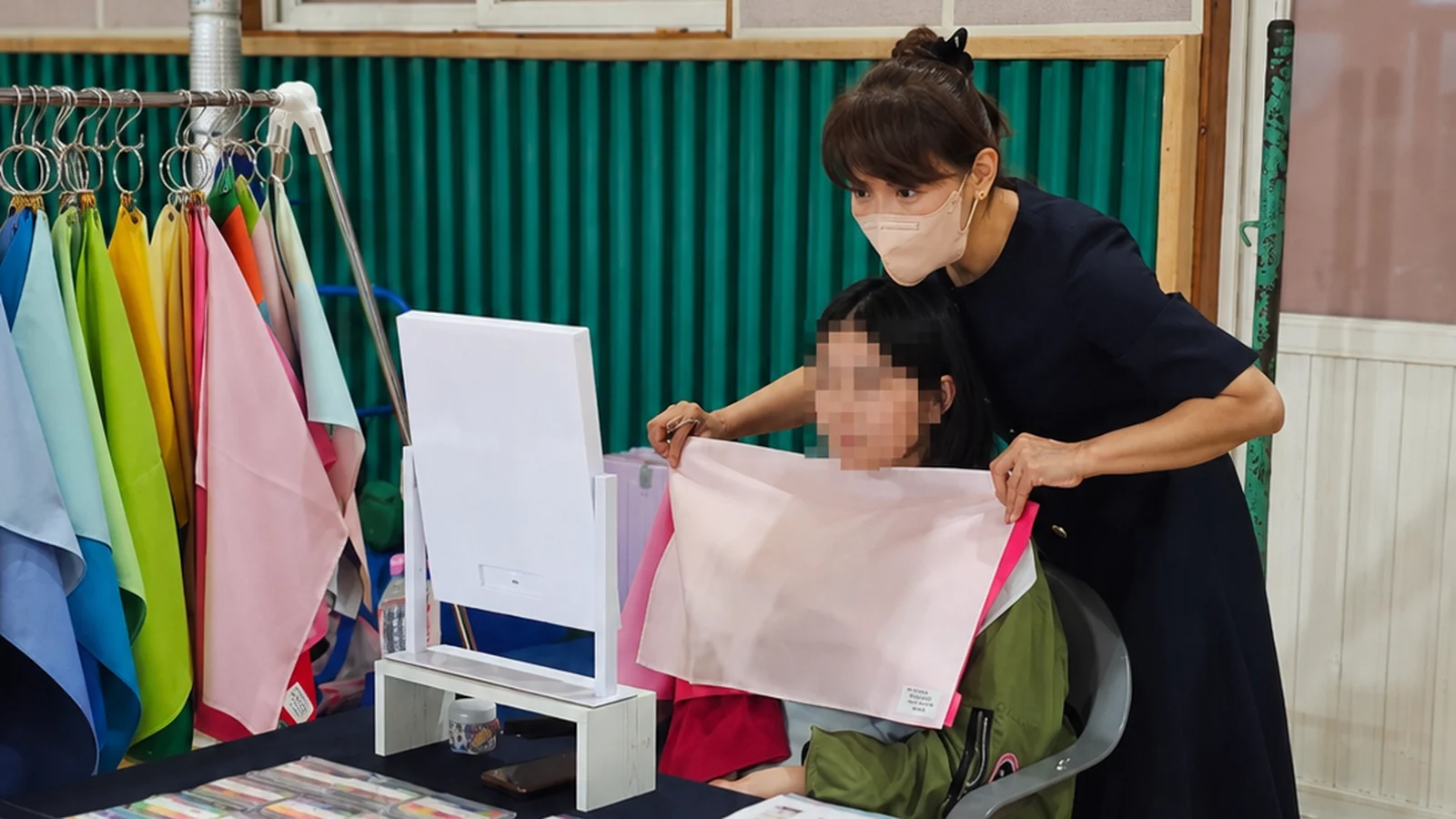 학교 진로교육 체험부스에서 퍼스널컬러 드레이핑 진단을 받는 학생의 모습