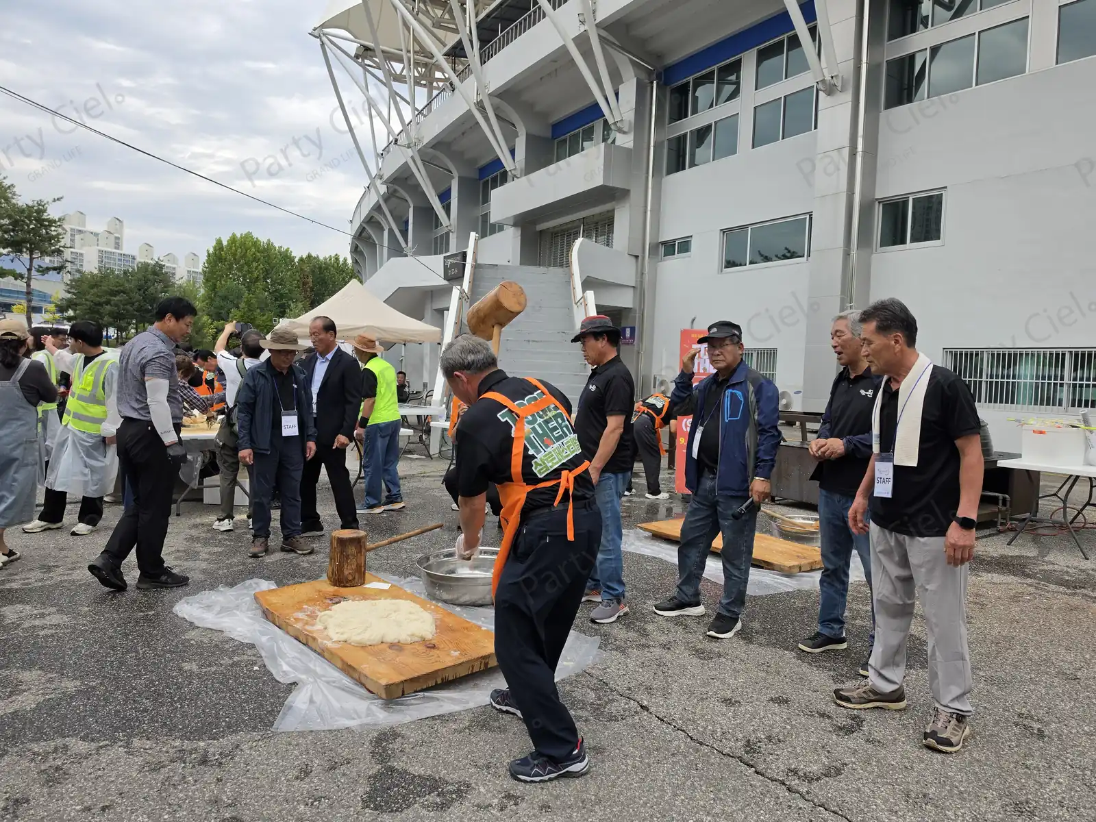 원주삼토페스티벌 경기장 건물 앞 야외에서 축제 측이 진행한 떡메치기