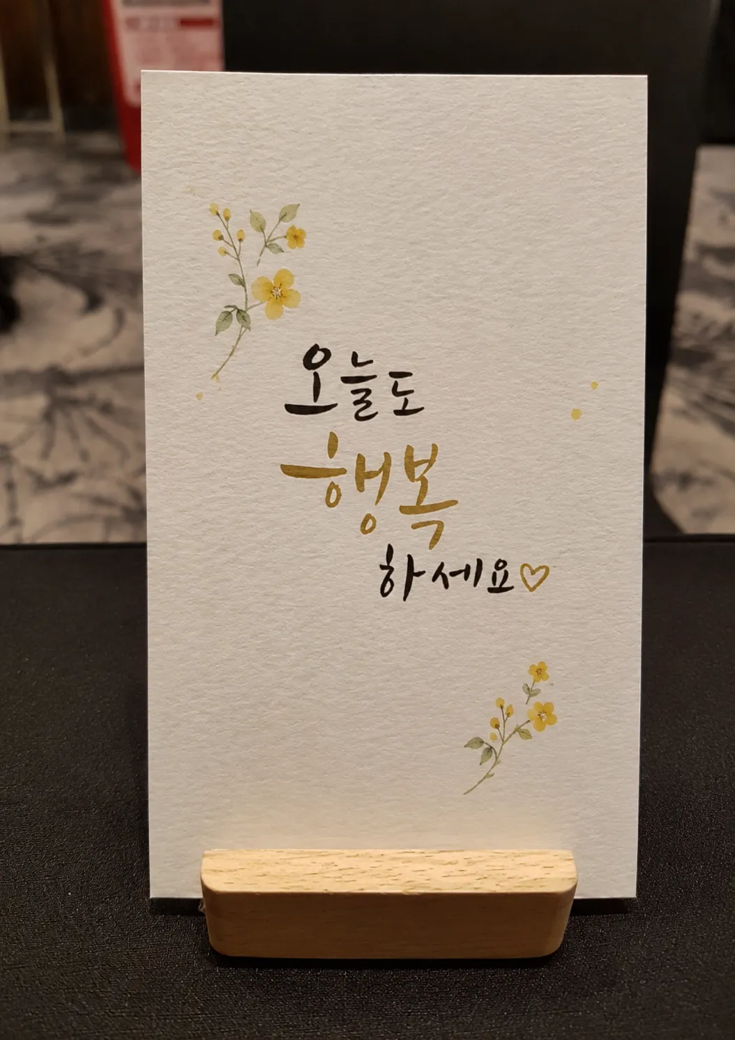 현장에서 작가가 직접 글씨를 쓰는 캘리그라피 작업 이미지