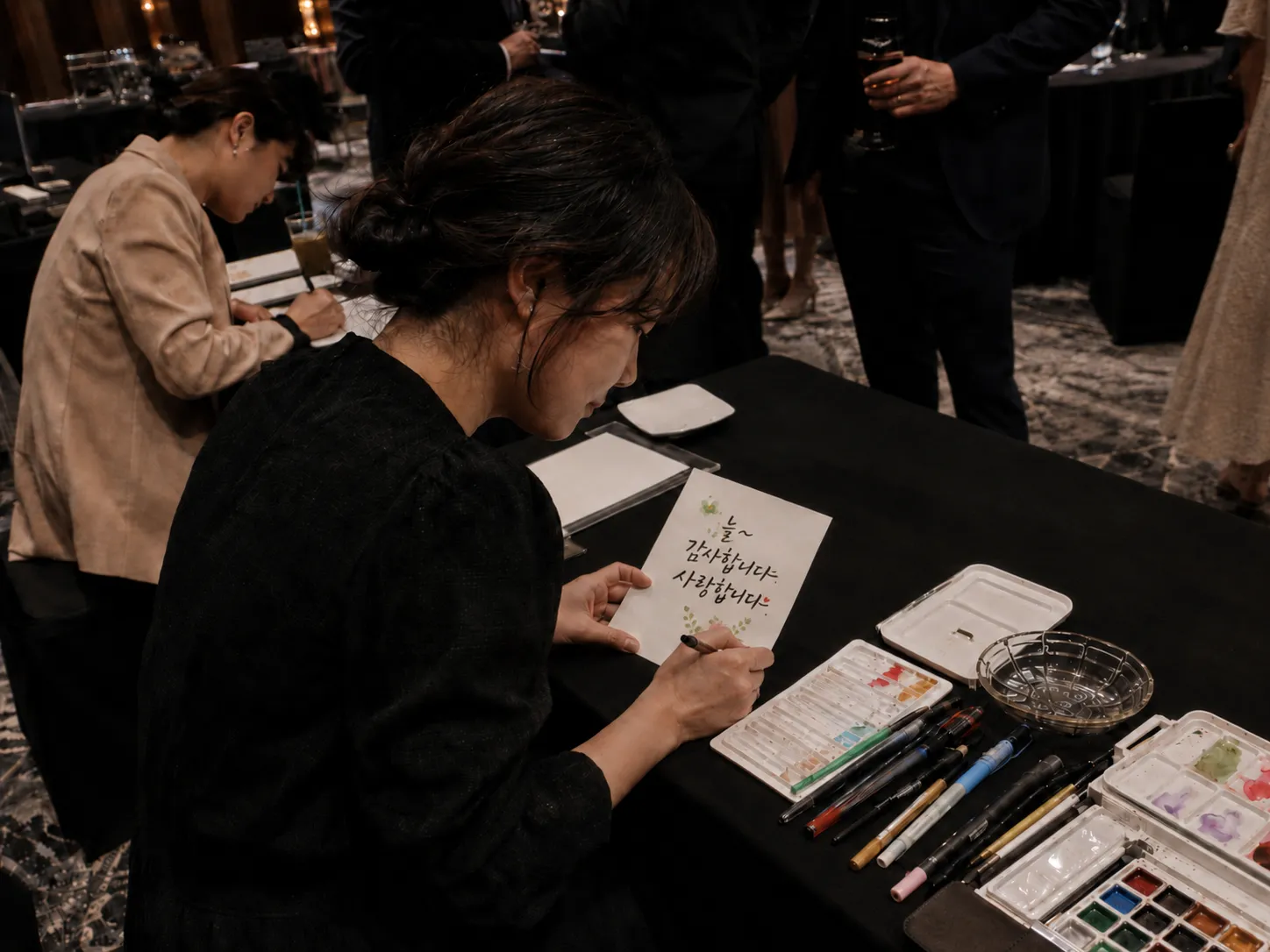 출장 캘리그라피 작품 제작·도구 세팅 테이블 장면