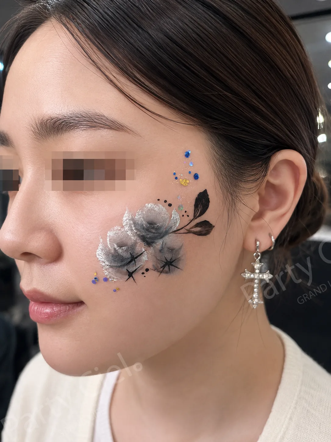 공연 관람객 대상 페이스페인팅 작업 결과 이미지