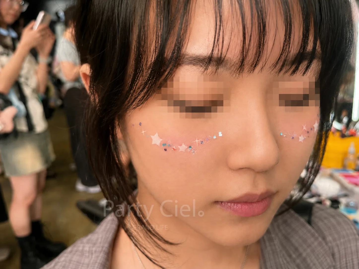 페이스페인팅 글리터·보석 디자인 클로즈업 이미지