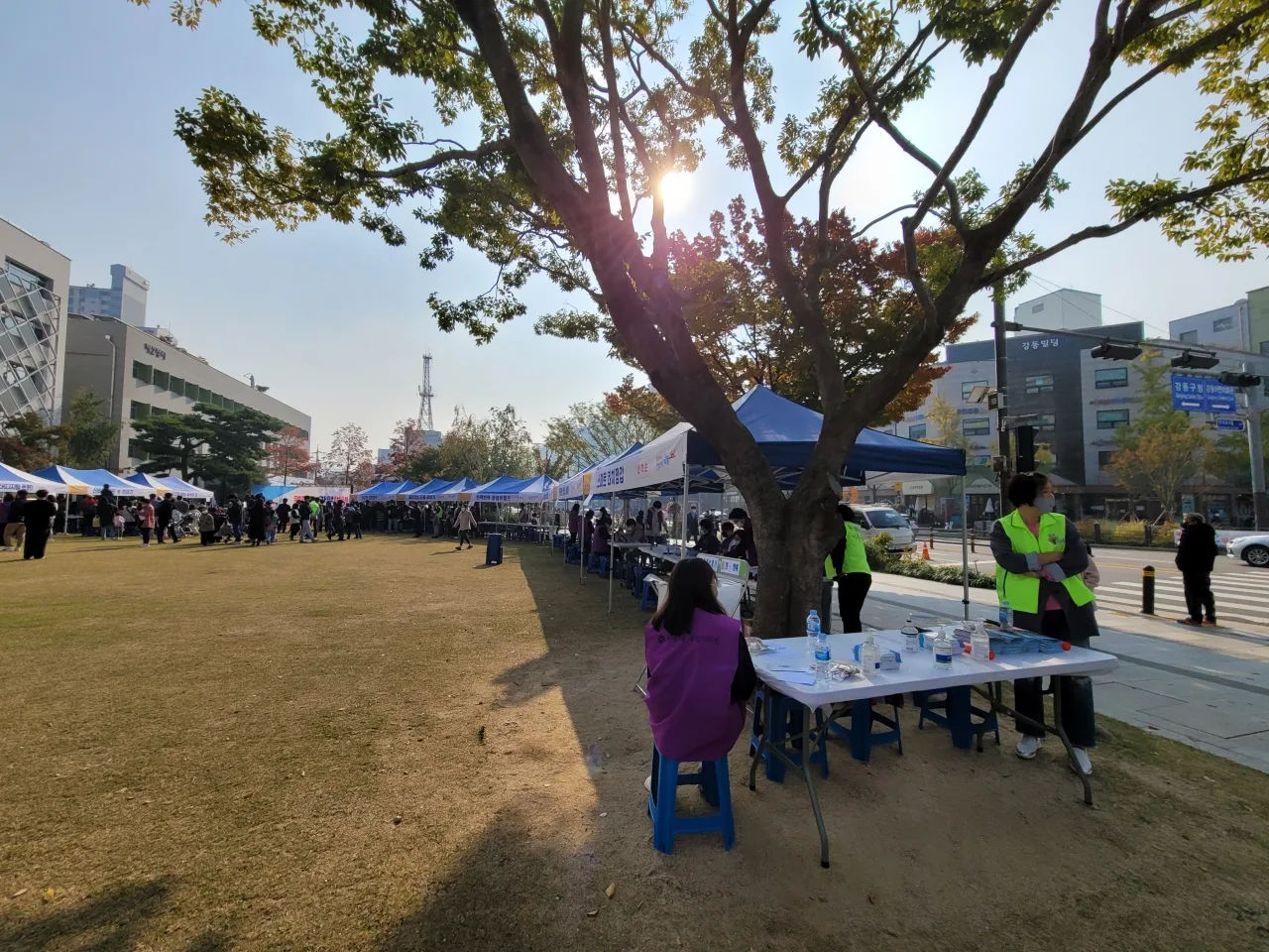 공연 관람객 대상 페이스페인팅 작업 결과 이미지— 부스 전경