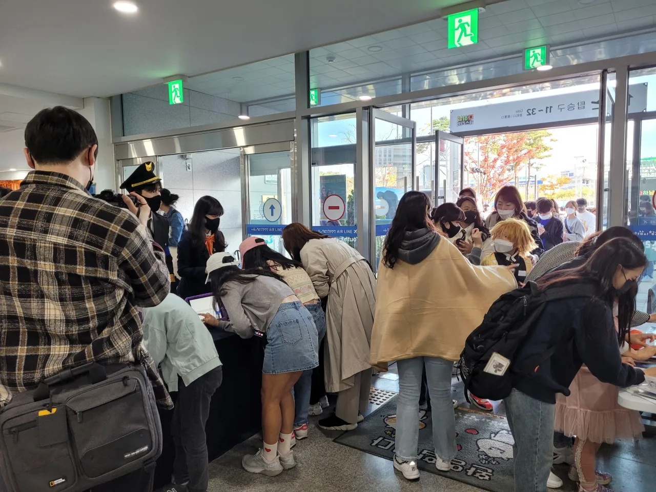 뮤지컬 콘서트 공연장 로비 페이스페인팅 체험부스 현장 이미지— 작업 장면