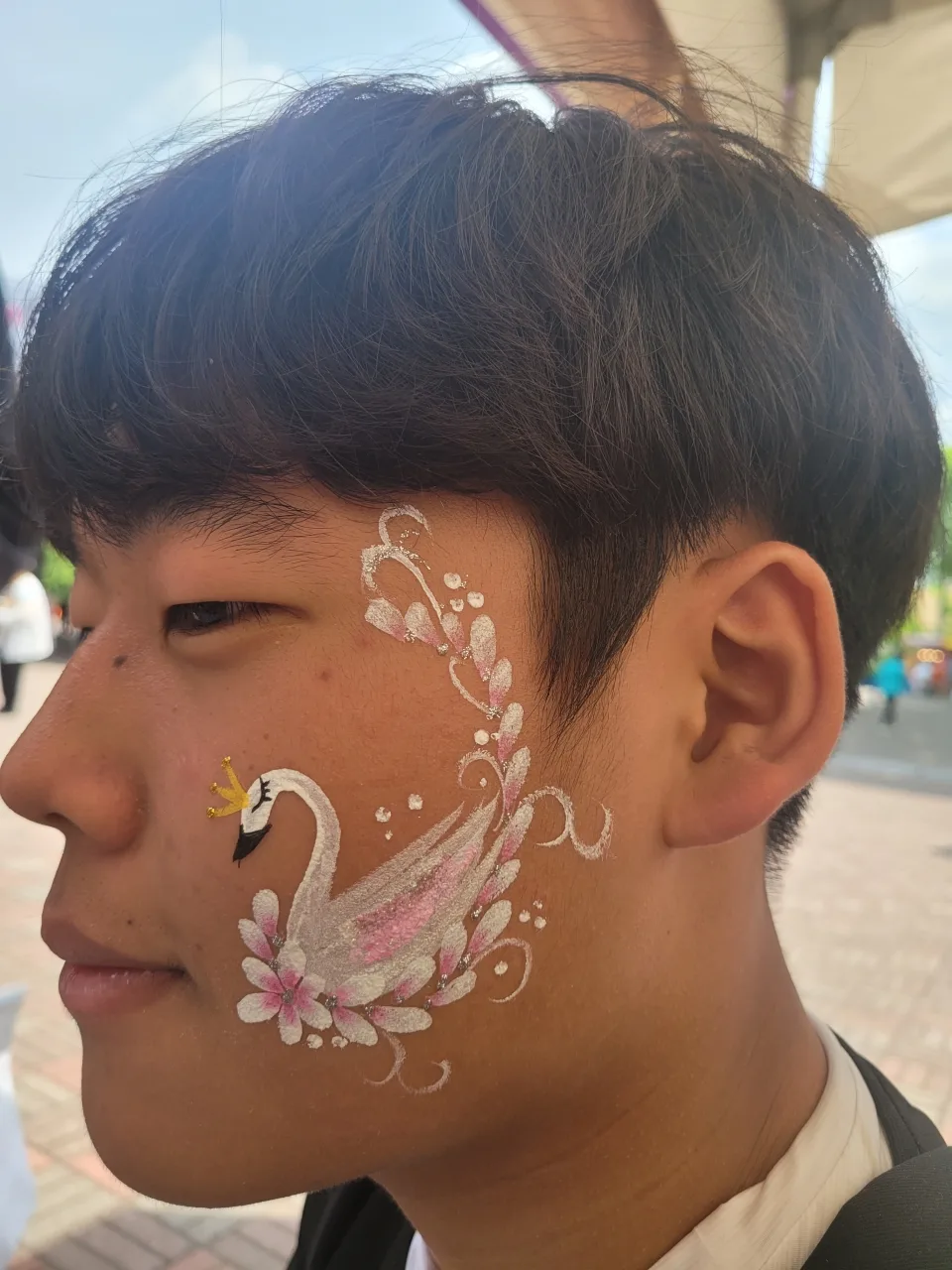 축제 페이스페인팅 체험 프로그램 이미지— 작업 장면