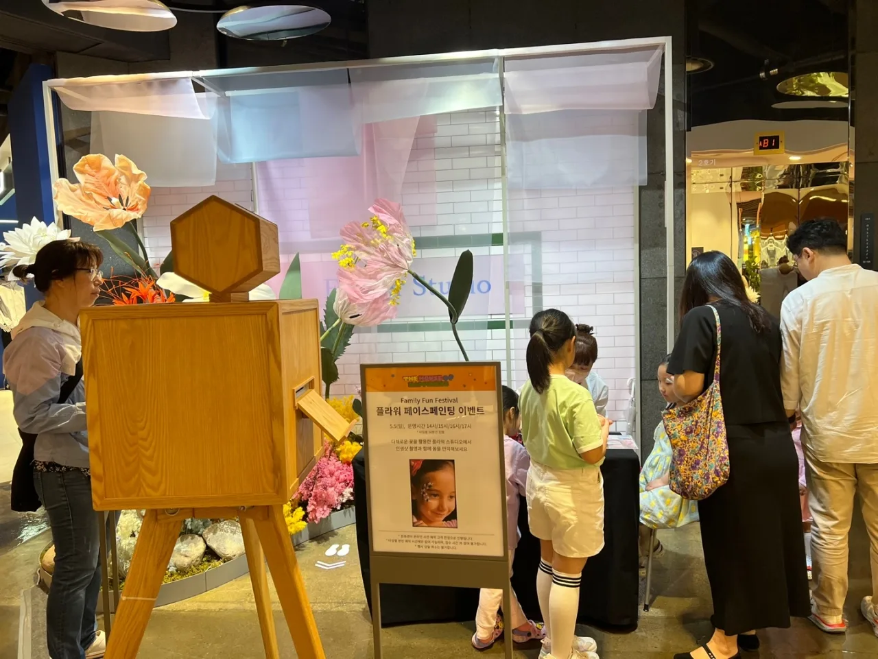공연장 페이스페인팅 부스 운영 사진— 작업 장면