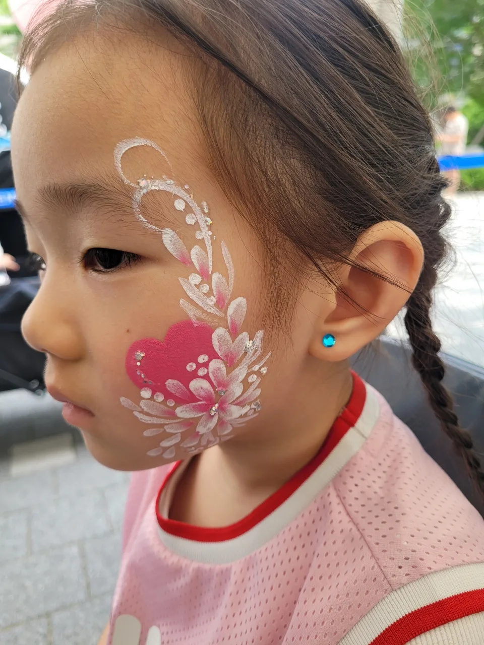 행사 참여자 페이스페인팅 완성 이미지— 작업 장면