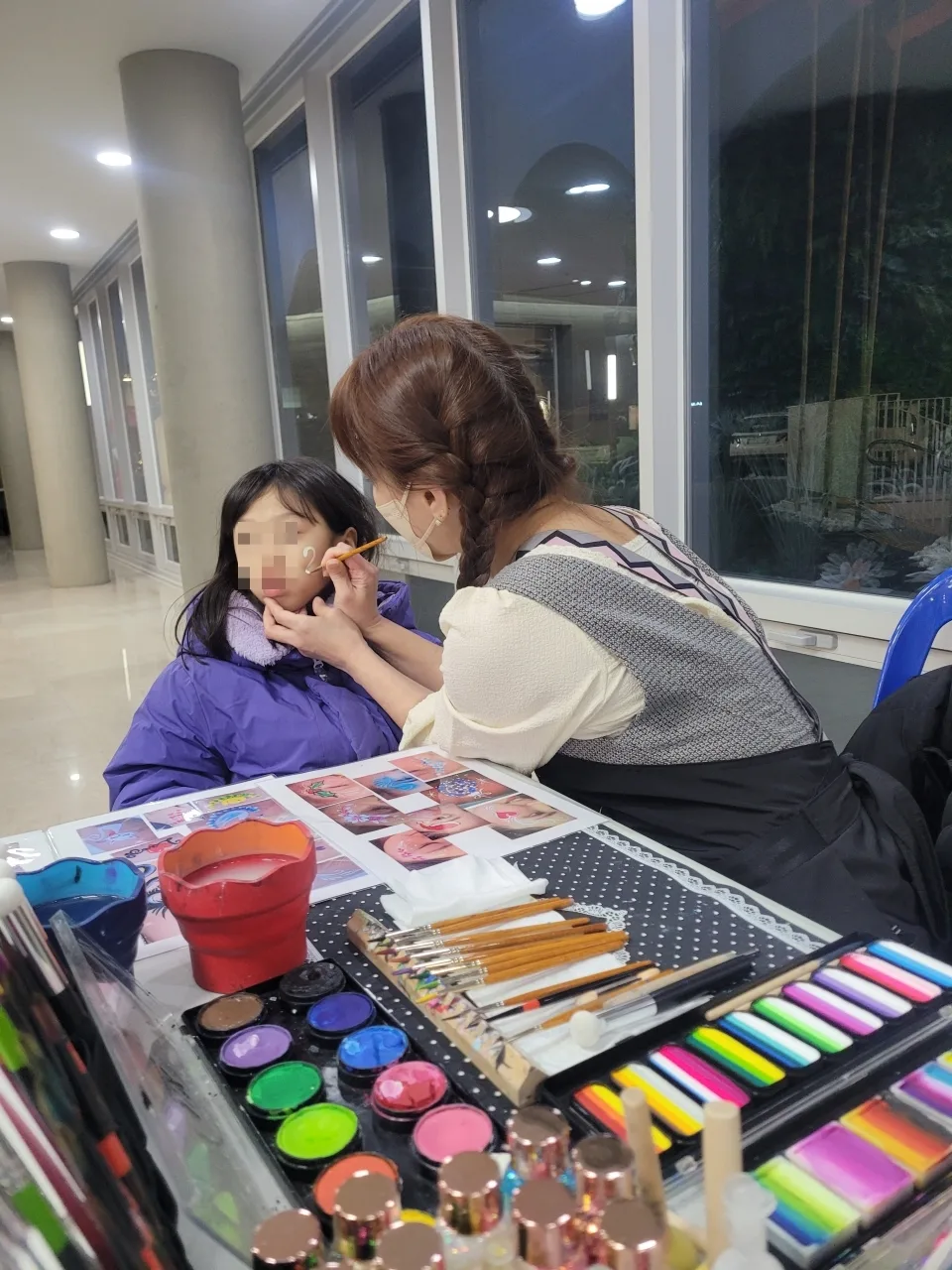 공연 관람객 대상 페이스페인팅 작업 결과 이미지— 디자인 디테일