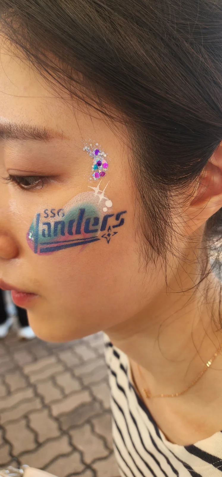 인천 문학야구장 행사 볼 페이스페인팅 — SSG 랜더스 로고와 글리터