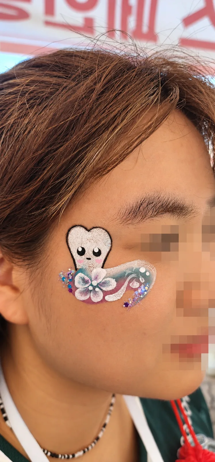인천 문학야구장 행사 볼 페이스페인팅 — 치아 모양 캐릭터와 꽃 장식