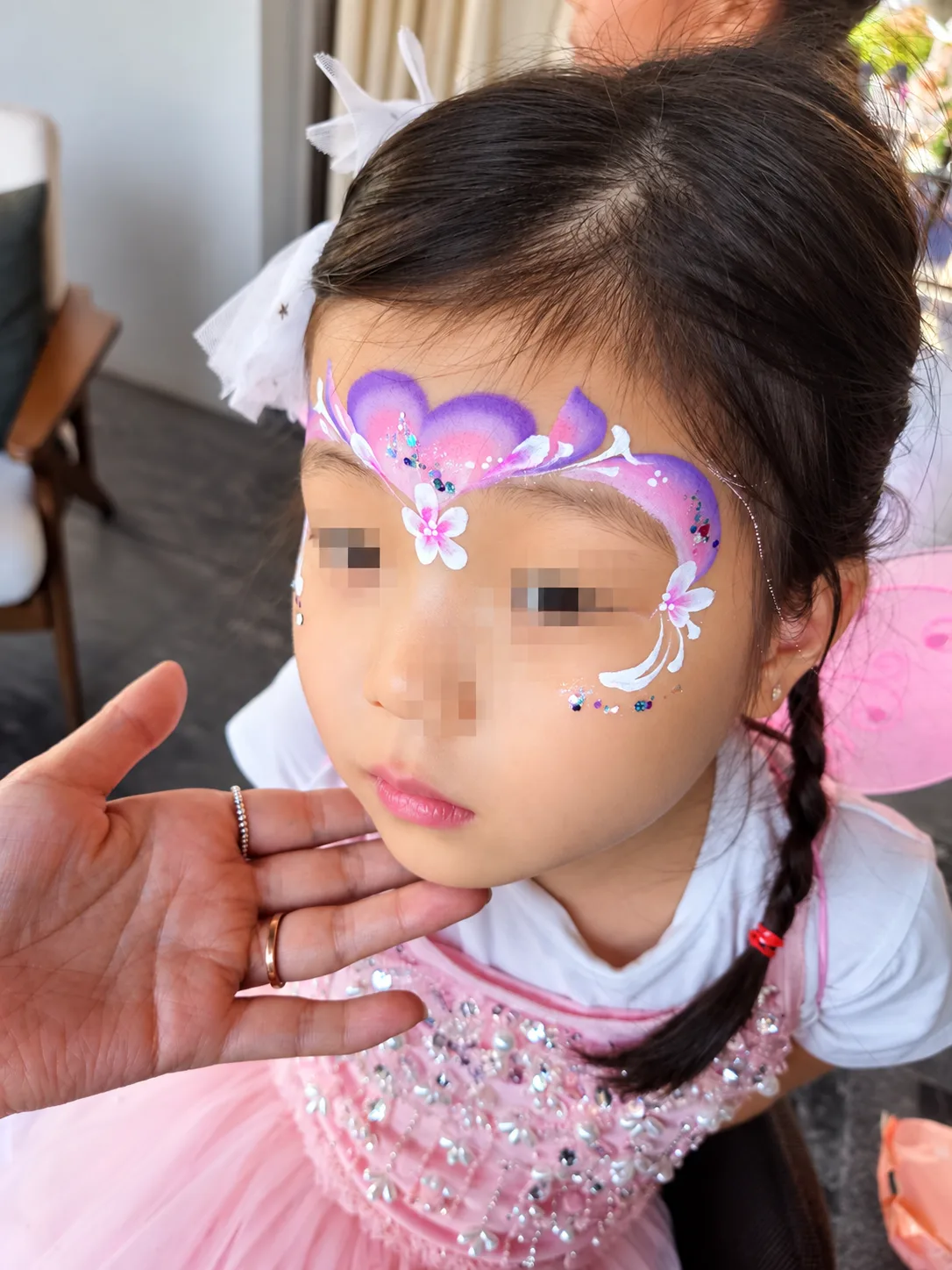 한남동 행사 어린이 얼굴 페이스페인팅 — 보라 하트와 흰 꽃 장식