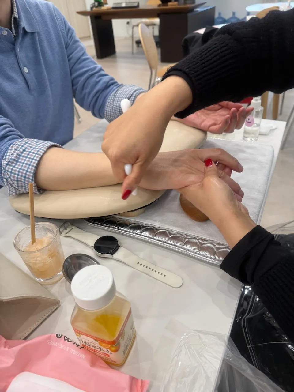 행사장 핸드마사지 테이블 세팅 이미지