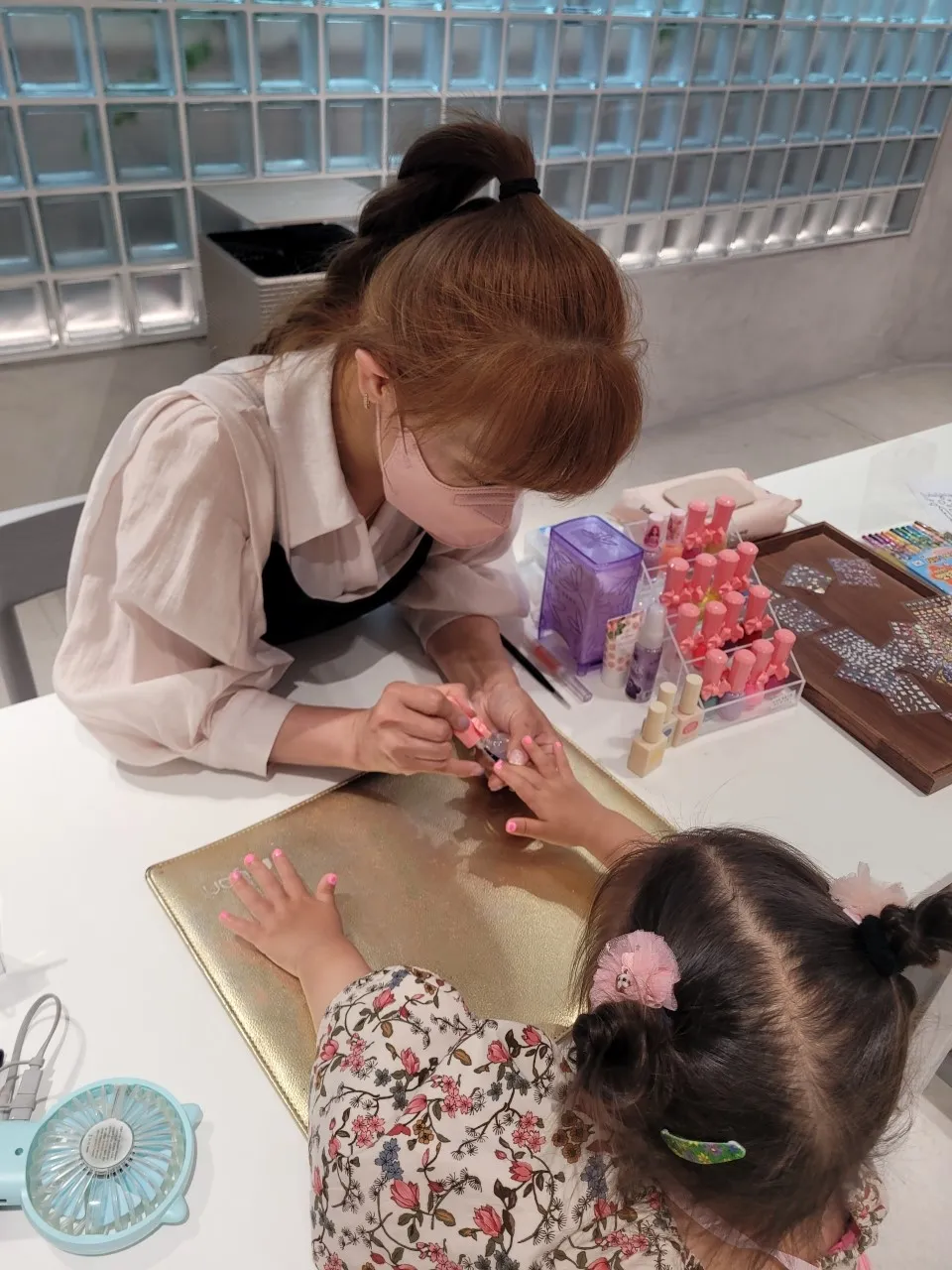 출장 네일아트 시술·재료 준비 테이블 사진— 현장 전경