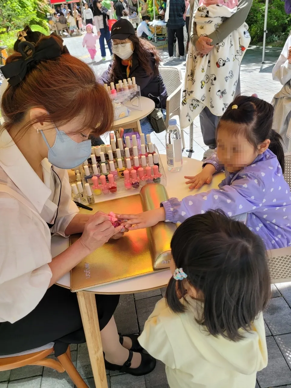 네일아트 행사 부스 운영 사진— 시술 장면