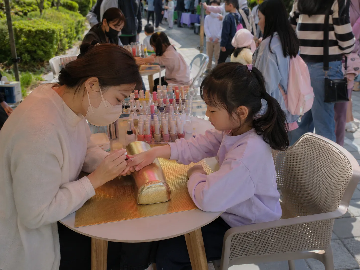 출장 네일아트 시술·재료 준비 테이블 사진— 시술 장면
