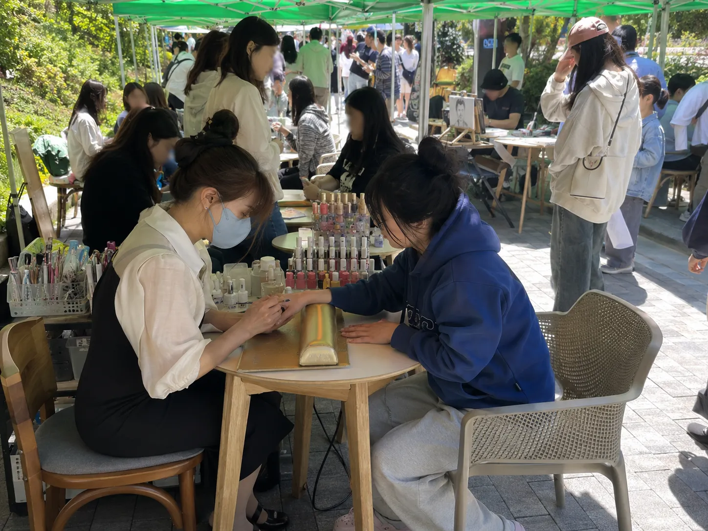 네일아트 출장 부스 대기·시술 공간 이미지— 시술 장면