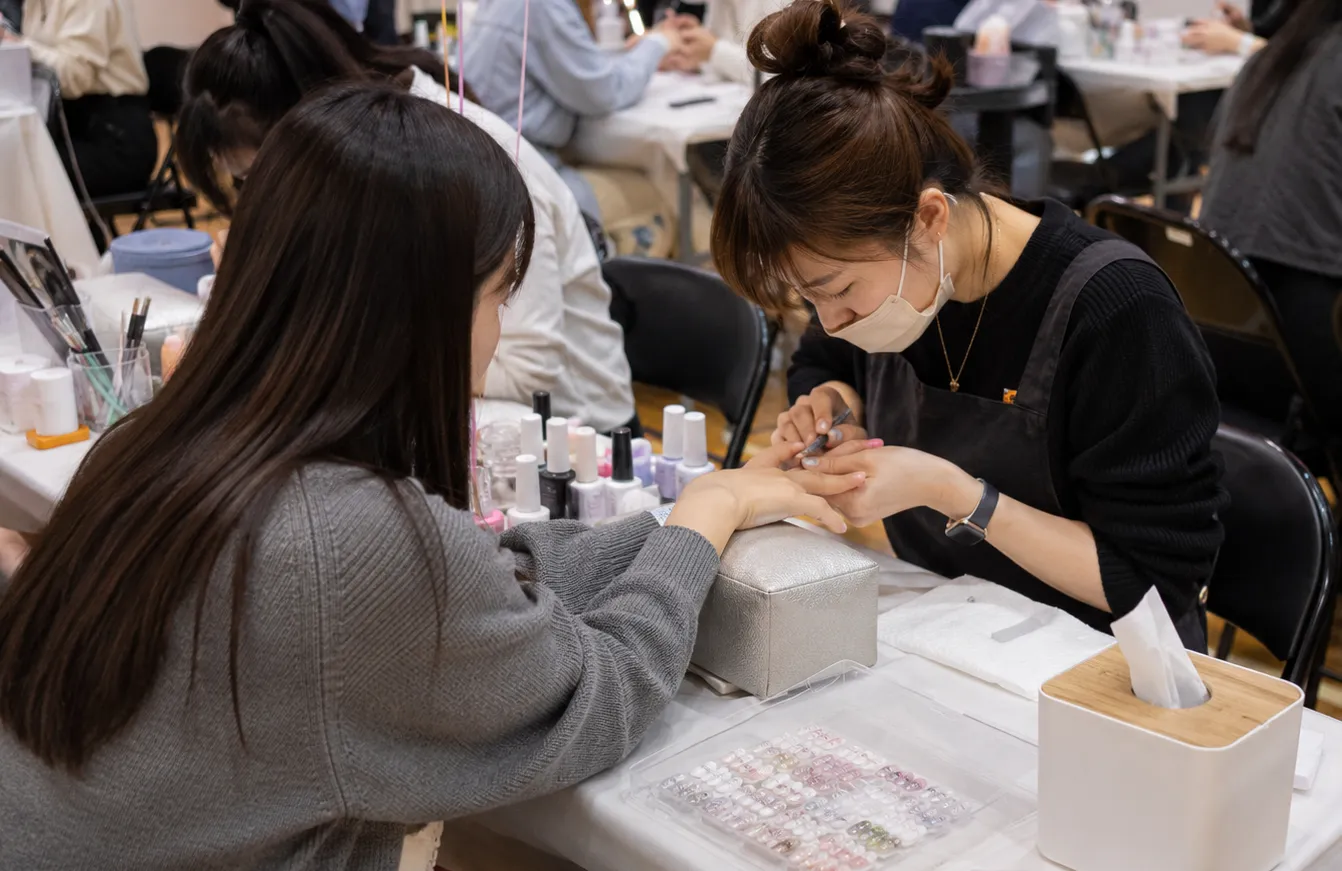 이벤트 네일아트 부스 운영·동선 사진— 시술 장면