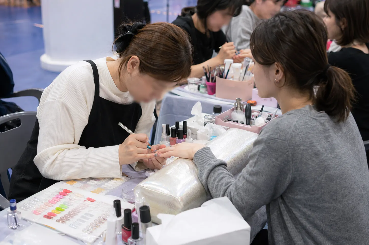 출장 네일아트 체험 프로그램 현장 이미지— 시술 장면