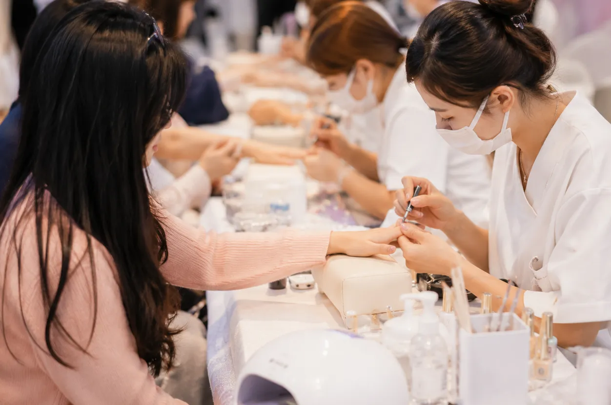 기업행사 네일아트 체험부스 출장 현장 이미지— 부스 운영