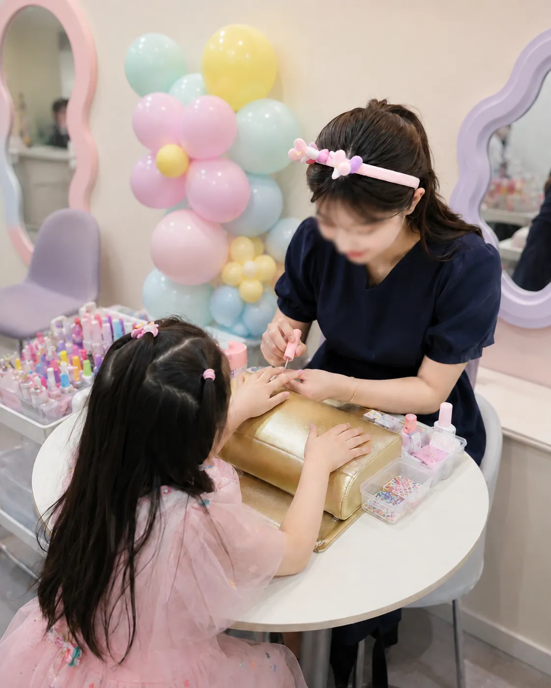 행사 현장 네일 디자인 체험 부스 운영 장면— 부스 운영