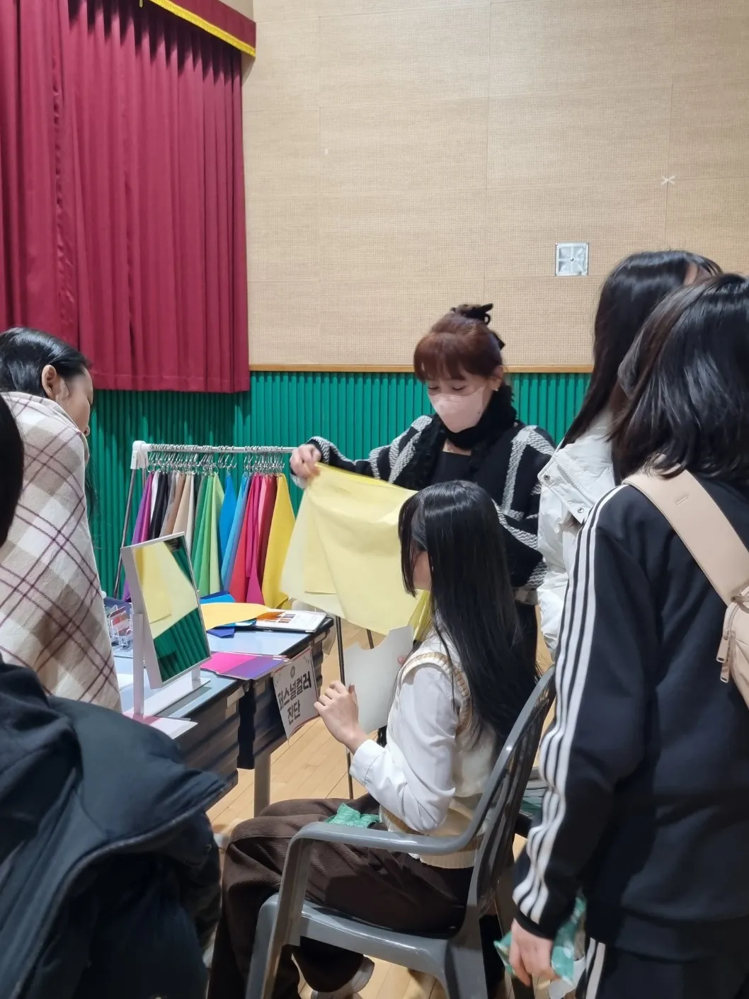 행사장 퍼스널컬러 진단 테이블 이미지