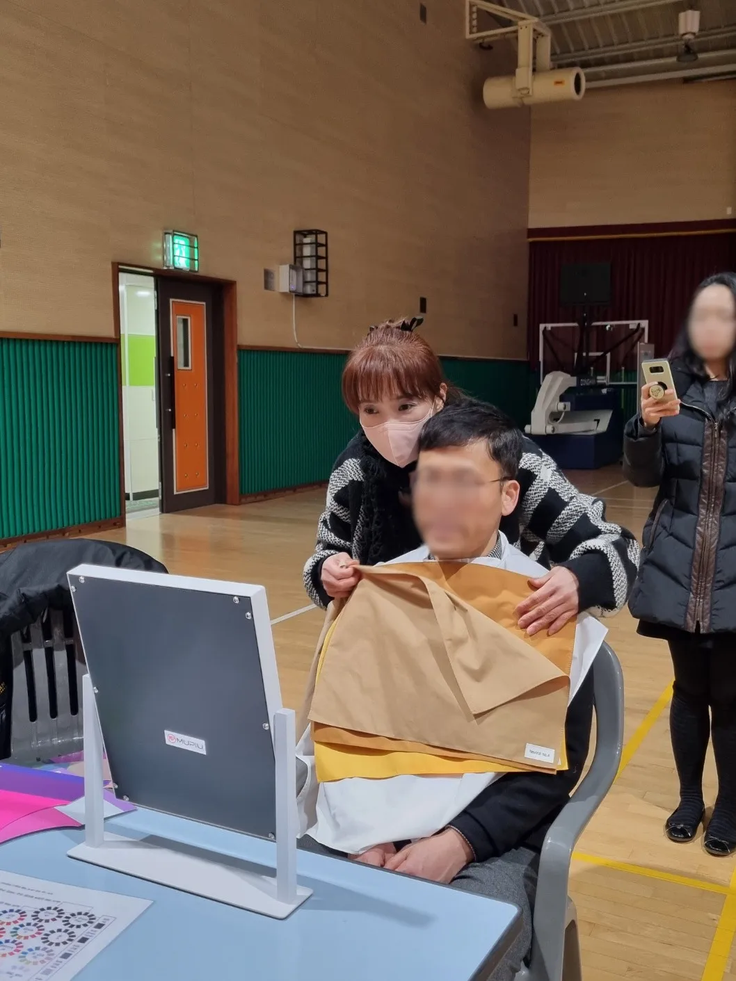 출장 퍼스널컬러 진단·컬러칩 상담 테이블 장면