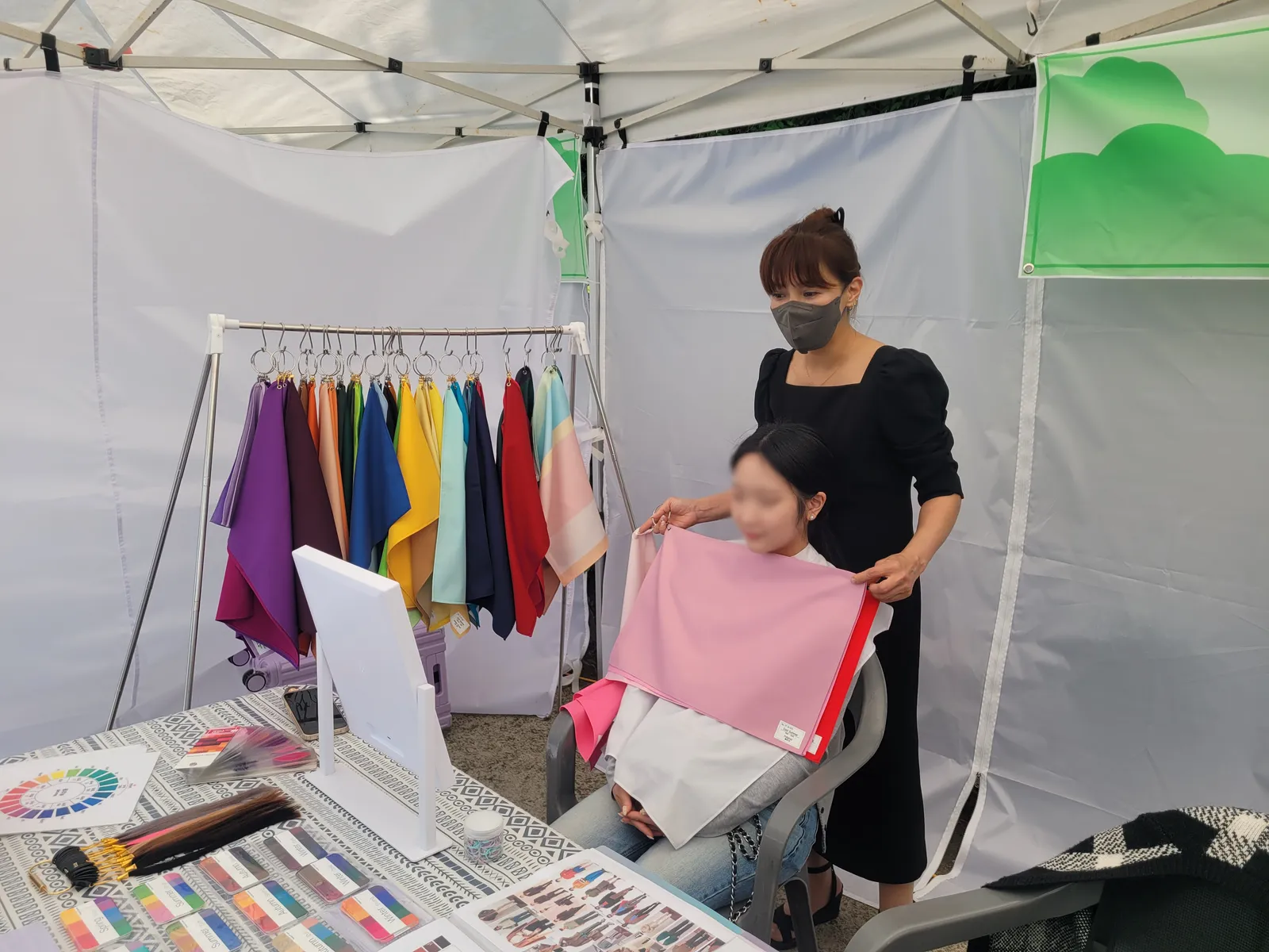 퍼스널컬러 출장 부스 대기·상담 공간 이미지— 부스 전경