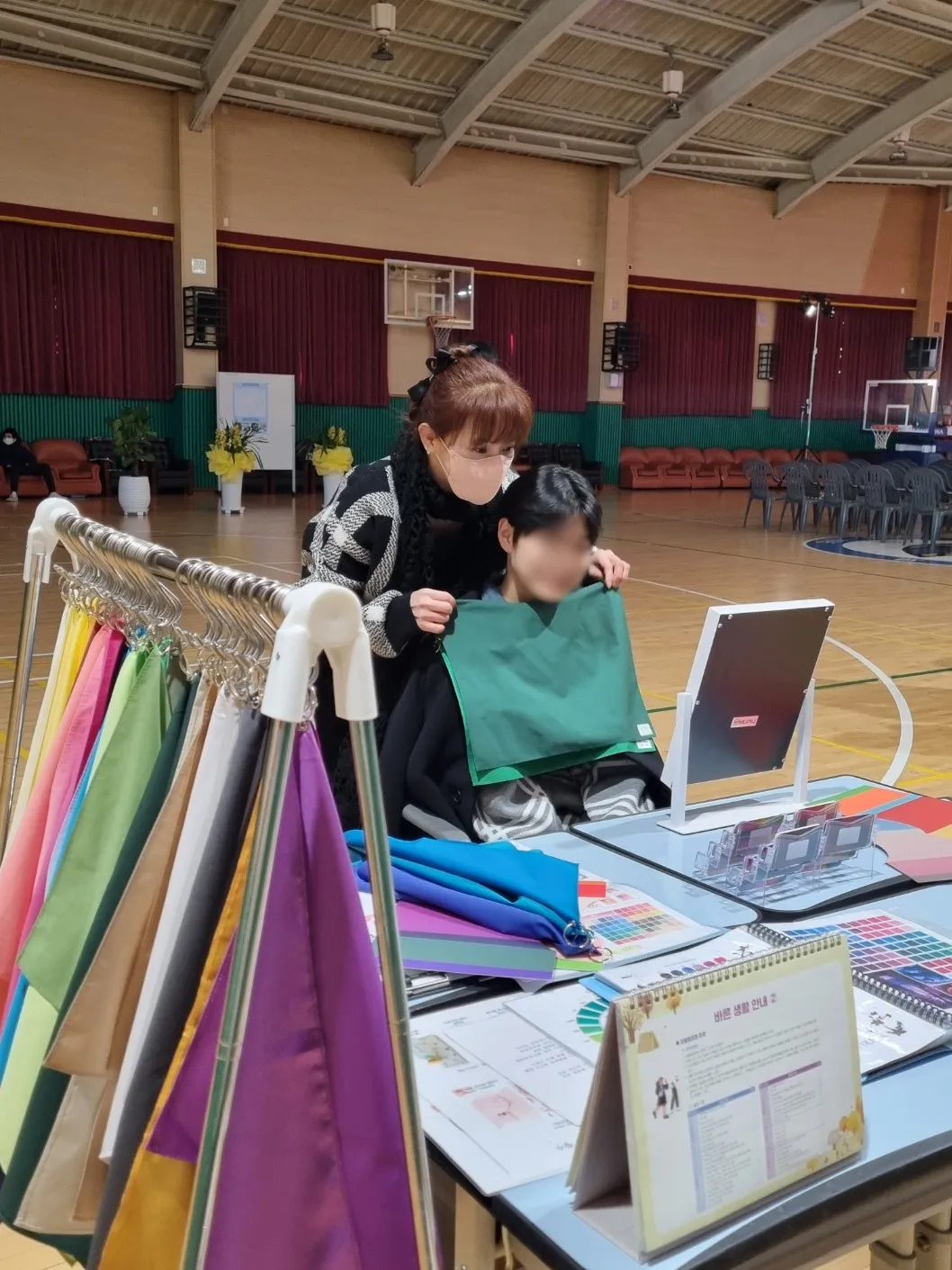 행사장 컬러 드레이핑 체험 현장 사진— 부스 전경