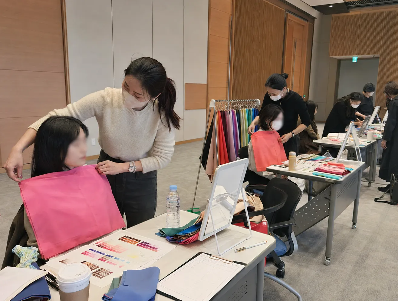 기업행사 퍼스널컬러 진단 부스 출장 현장 이미지— 상담 장면