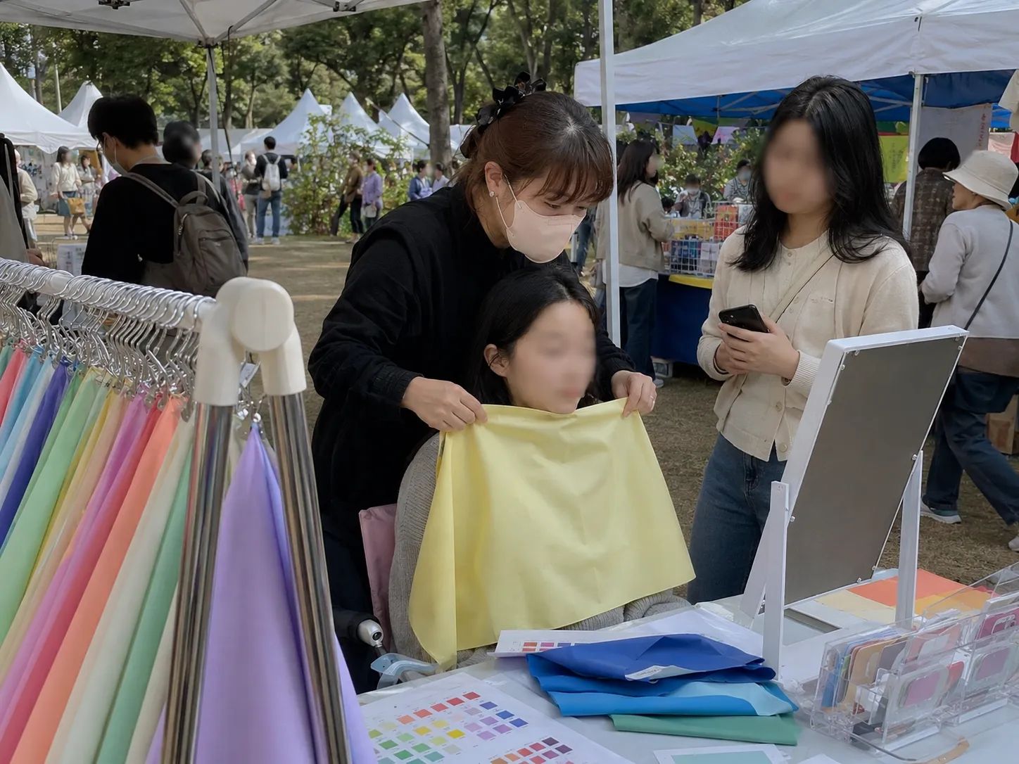박람회 퍼스널컬러 체험부스 현장 사진— 상담 장면