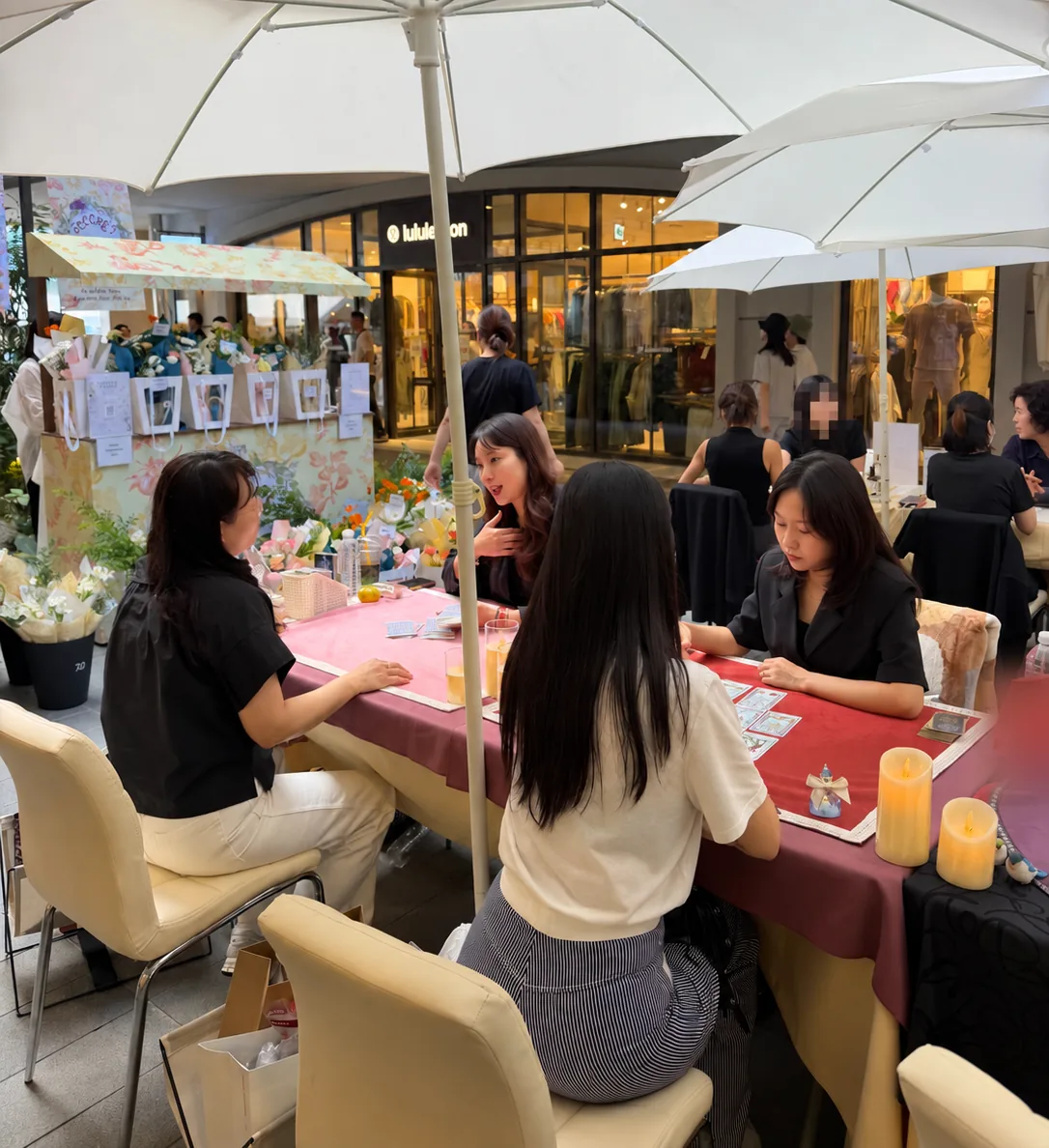 롯데프리미엄아울렛 동부산점 시크릿파티 파라솔 아래 타로 상담 테이블